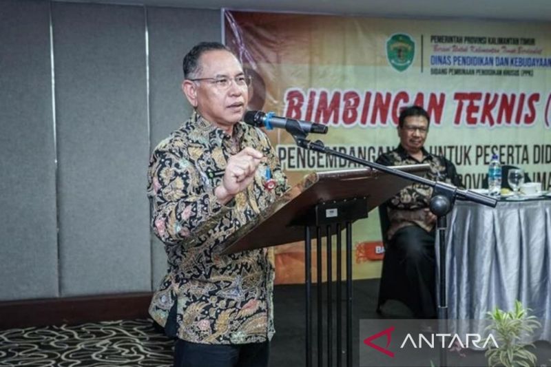 Plt Kadisdikbud Kaltim Irhamsyah mengarahkan para guru SLB mengimplementasikan ilmu yang diperoleh dari bimtek untuk pengembangan siswa tunagrahita di sekolah masing-masing. (ANTARA/HO-Disdikbud Kaltim)