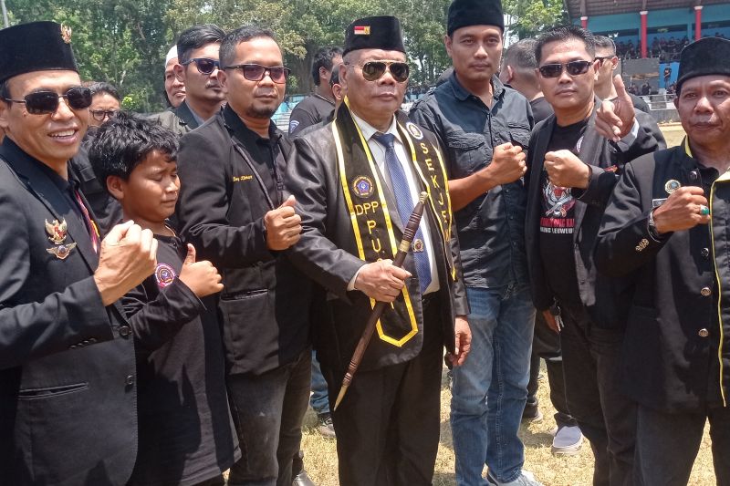 Sekjen DPP BPPKB Banten Tb H Endoh Sugriwa (tengah). (ANTARA/Mansur)