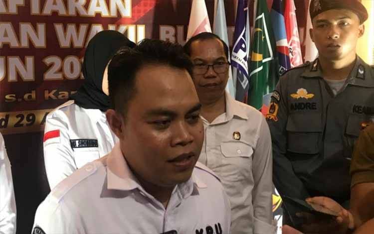 Ketua KPU Kapuas, Deden Firmansyah. (FOTO: DODI)
