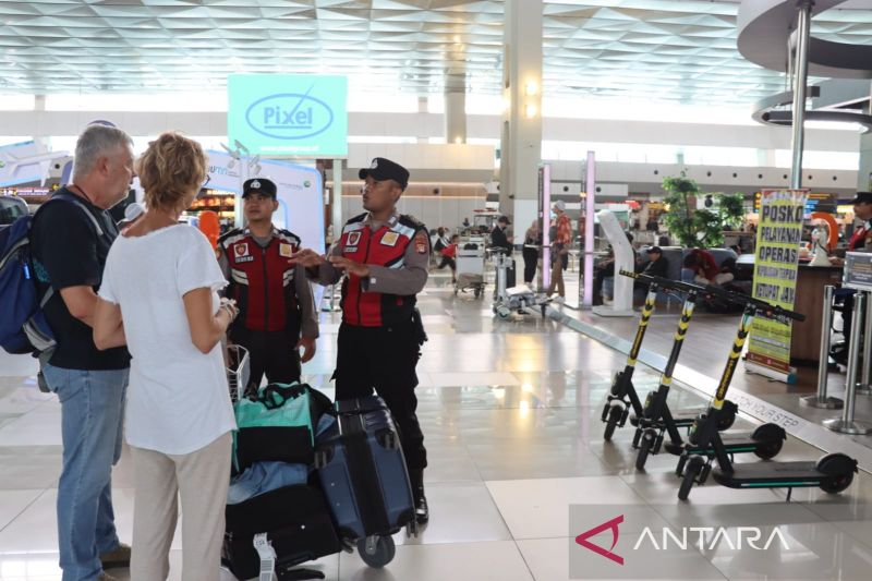 Petugas keamanan bandara saat melayani sejumlah calon penumpang dari manca negara yang tiba di Bandara Internasional Soekarno-Hatta. ANTARA/HO-AP II
