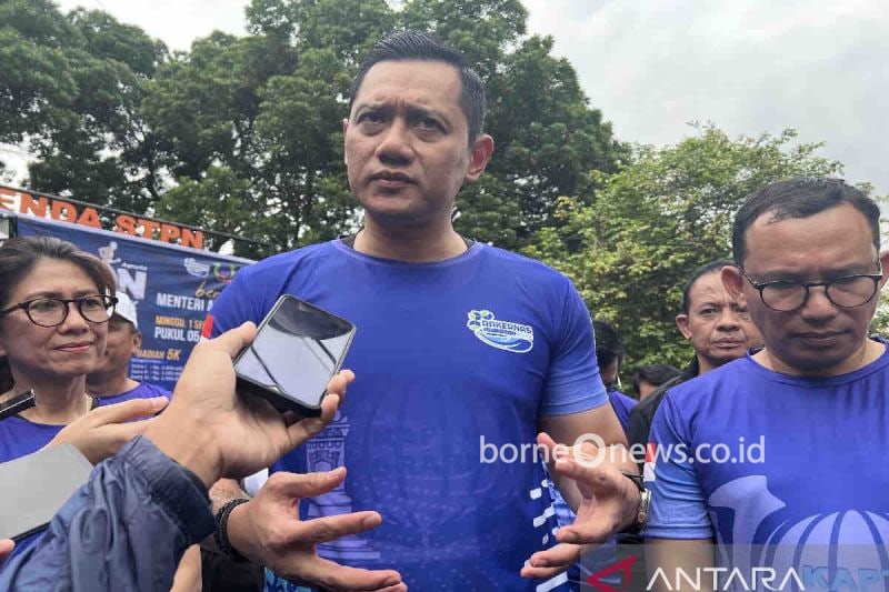 Menteri Agraria dan Tata Ruang (ATR)/Kepala Badan Pertanahan Nasional (BPN) Agus Harimurti Yudhoyono (AHY) menjawab pertanyaan awak media di sela menghadiri Fun Run Kapti-Agraria, di Yogyakarta, Minggu (1/9/2024). ANTARA/Harianto