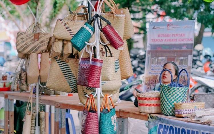 Anggota Komunitas Ekraf TMPT Kapuas turut berpartusipasi pada Askari Festival 2024. (FOTO: IST)