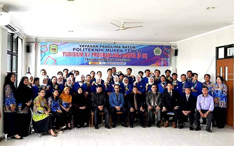 Yudisum XV Politeknik Muara Teweh yang diikuti 36 lulusan ahli madya, di Aula Politeknik Muara Teweh. (Foto: Dhani)