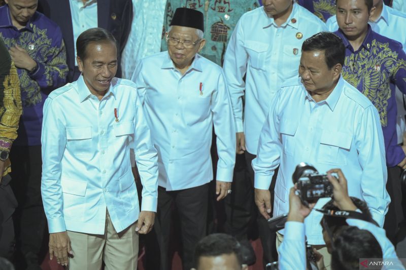 Arsip foto - Presiden Joko Widodo (kiri) bersama Wakil Presiden Maâ??ruf Amin (kedua kiri), presiden terpilih Prabowo Subianto (kanan) berjalan keluar ruangan usai mengikuti acara Penutupan Rapat Pimpinan Nasional (Rapimnas) Partai Gerindra di Indonesia Arena, GBK, Senayan, Jakarta, Sabtu (31/8/2024). ANTARA FOTO/Fauzan/Spt