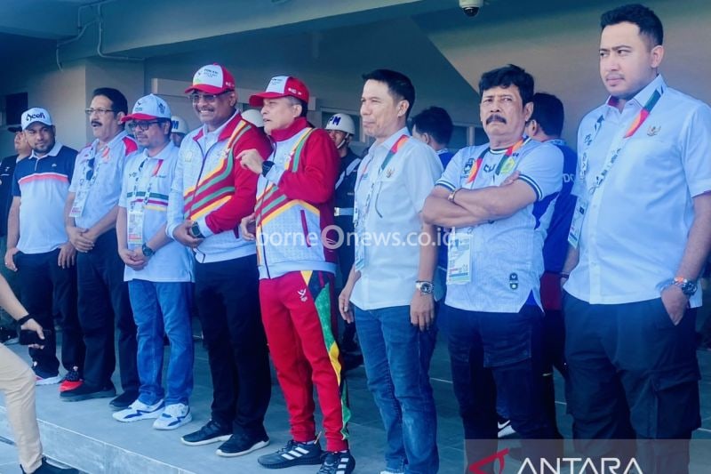 Sekjen PSSI Pusat Yunus Nusi didampingi Ketua Umum Asprov PSSI Aceh Nazir Adam dan Exco PSSI Muhammad (kanan), menghadiri pembukaan cabang olahraga Sepak Bola PON XXI Aceh Sumut 2024, di Stadion Dimurthala Kota Banda Aceh, Ahad (1/9/2024). (ANTARA/Teuku Dedi Iskandar)