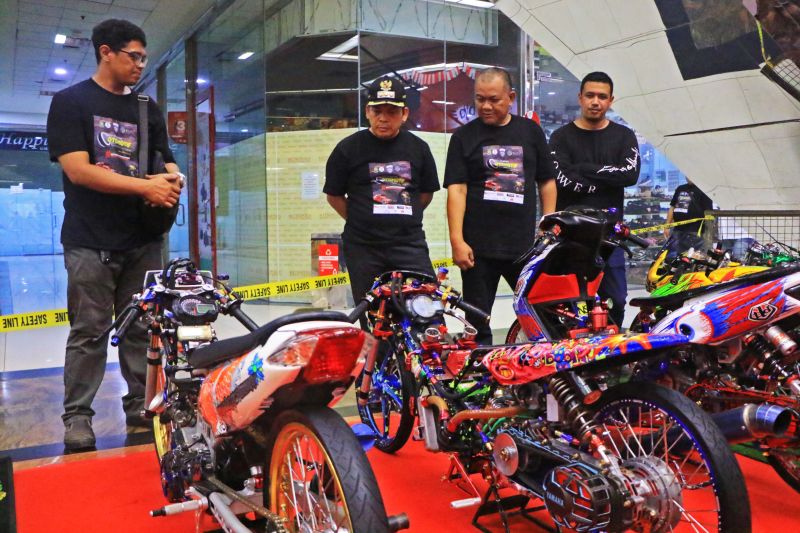 Penjabat (Pj) Wali Kota Tangerang Nurdin (kedua dari kanan) saat melihat pameran kendaraan yang digelar di Mal Metropolis Town Square, Sabtu malam, (31/08/2024). ANTARA/HO-Pemkot Tangerang