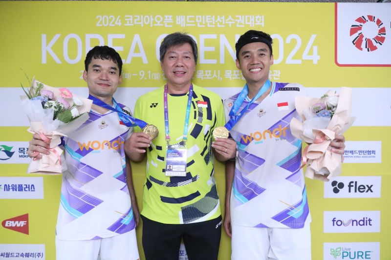Pelatih ganda putra Indonesia Aryono Miranat (tengah) berfoto bersama pasangan ganda putra Bagas Maulana (kanan) dan Leo Rolly Carnando (kiri) yang menjuarai Korea Open 2024. (ANTARA/HO/PP PBSI)