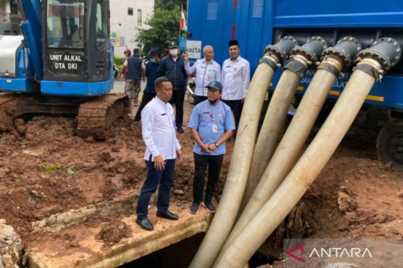 Wali Kota Jakarta Selatan Munjirin meninjau pompa air di Rumah Pompa Kemang, Jakarta, Jumat (30/12/2022). ANTARA/Luthfia Miranda Putri
