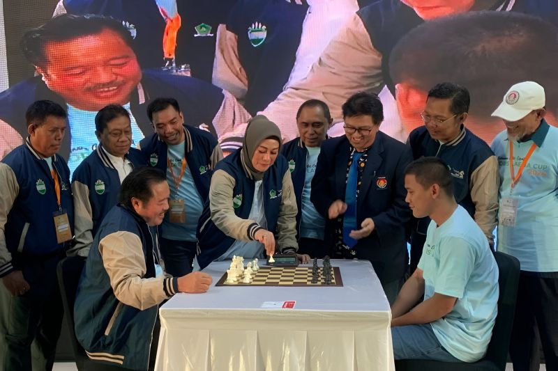 Ketua Umum DPP Satkar Ulama Indonesia Idris Laena (kiri duduk) mempraktikkan bermain catur dalam acara turnamen catur cepat di di Aula Gelanggang Olahraga Tanjung Priok, Sunter, Jakarta pada Minggu (1/9/2024). ANTARA/HO-Satkar Ulama Indonesia.