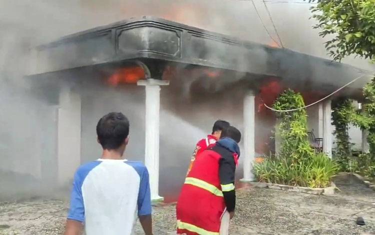 Sempat Terdengar Tiga Kali Ledakan, Rumah di Jalan Meranti Palangka Raya Terbakar