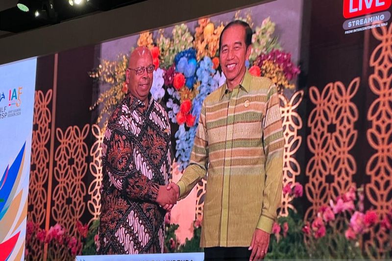 Presiden Joko Widodo (kanan) bersama Ketua Parlemen Zimbabwe Jacob FN Mudenda (kiri) menjelang jamuan santap malam Indonesia-Africa Forum (IAF) Ke-2 di Badung, Bali, Minggu (1/9/2024). ANTARA/Putu Indah Savitri