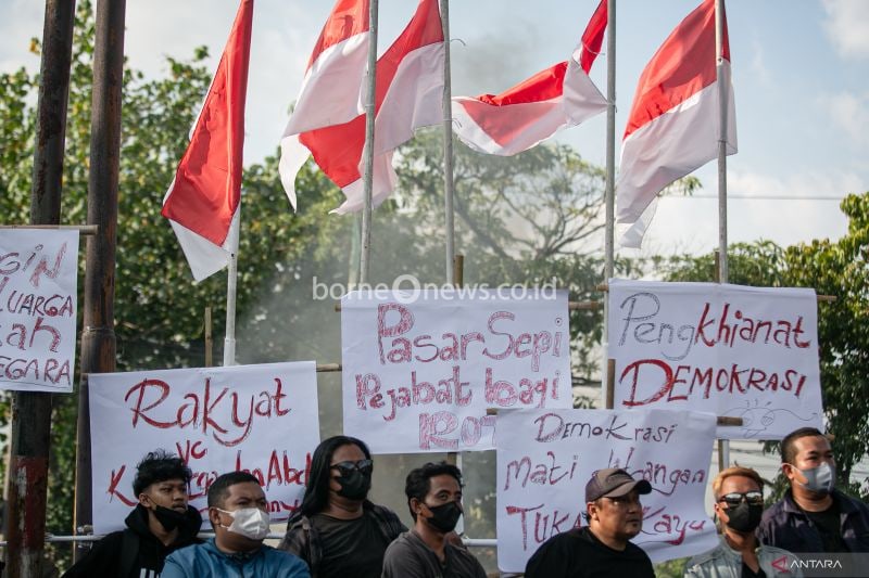 Massa yang tergabung dalam Gabungan Pergerakan Rakyat Amankan Konstitusi membentangkan poster tulisan saat unjuk rasa di Kantor DPRD Kota Solo, Jawa Tengah, Senin (26/8/2024). ANTARA FOTO/Mohammad Ayudha/rwa. (ANTARA FOTO/MOHAMMAD AYUDHA)