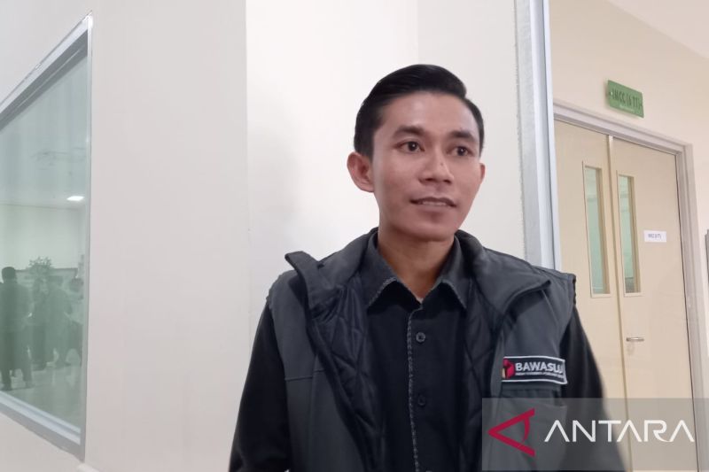Koordinator Divisi Penanganan Pelanggaran dan sengketa Bawaslu Donggala Rusli Guntur saat berada di RSUD Undata Palu melakukan pengawasan pemeriksaan kesehatan terhadap lima bapaslon bupati dan wakil bupati Donggala. ANTARA/Moh Salam.