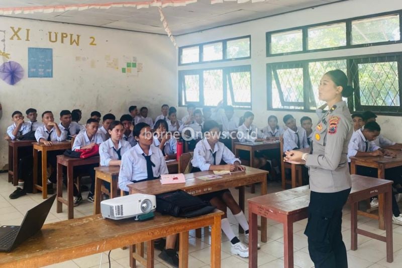 Polwan Edukasi Bahaya Narkoba untuk Pelajar di Labuan Bajo