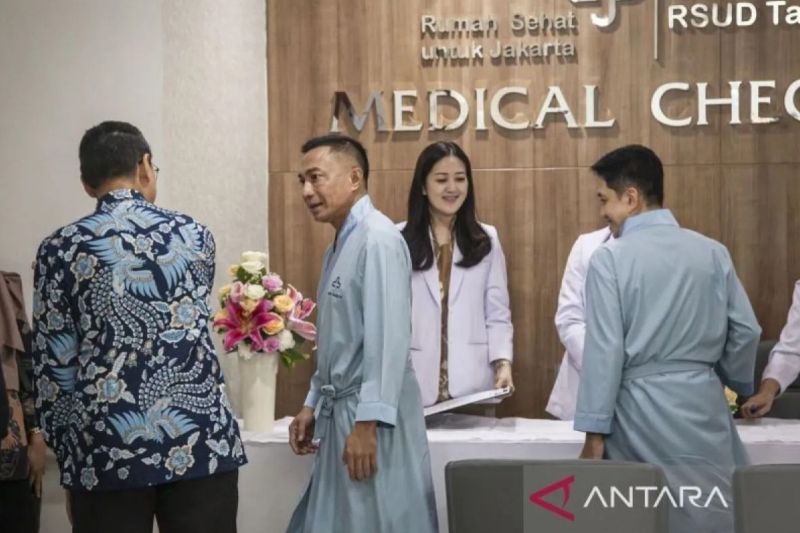 Pasangan calon Gubernur dan bakal calon Wakil Gubernur DKI Jakarta Dharma Pongrekun (kedua kiri) dan Kun Wardana (kanan) bersiap menjalani pemeriksaan kesehatan di RSUD Tarakan, Jakarta, Minggu (1/9/2024). ANTARA FOTO/Dhemas Reviyanto/tom.