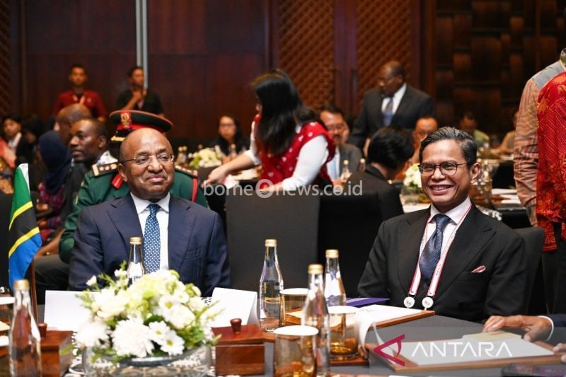 Wakil Menteri Luar Negeri Republik Indonesia Pahala Mansyuri berbincang dengan Presiden Zanzibar Hussein Ali Mwinyi saat membuka Zanzibar-Indonesia Investment Forum 2024, di Nusa Dua, Badung, Bali, Minggu (1/9/2024). ANTARA/HO-Kemlu.