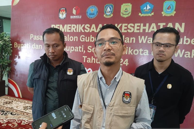 Ketua KPU Kabupaten Bintan, Kepri, Haris Daulay didampingi dua anggota. (ANTARA/Ogen)