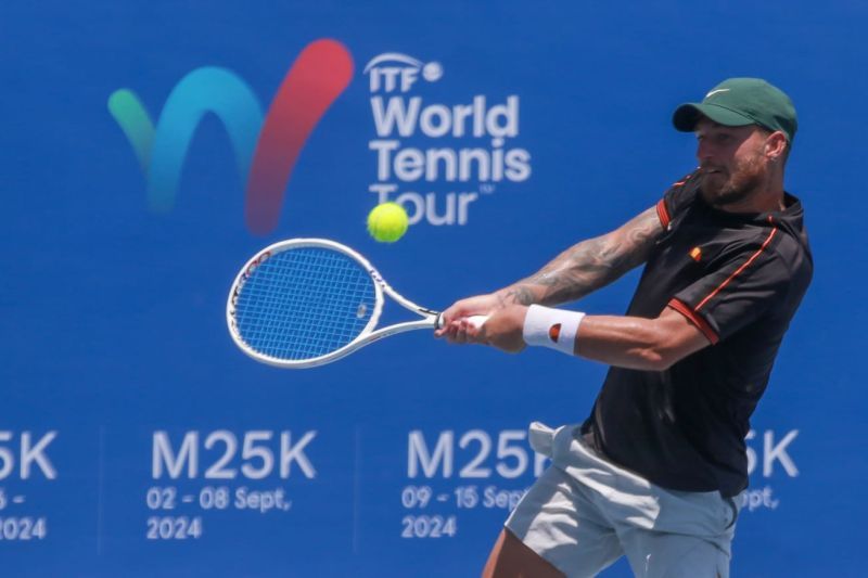 Petenis Australia Omar Jasika beraksi melawan petenis Inggris Max Basing dalam laga final ITF M15 Amman Mineral Men's World Tennis Championship 2024 di Nusa Dua Bali, Minggu (1/9/2024). (ANTARA/HO)