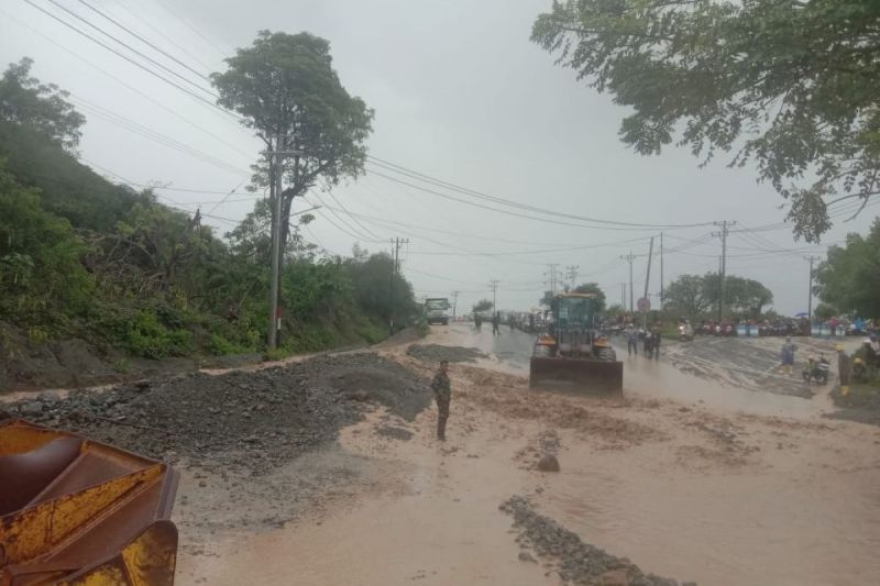 Banjir terjadi di ruas jalan nasional Palu-Donggala di Kelurahan Watusampu, Kecamatan Ulujadi, Kota Palu, Minggu (1/9/2024). (ANTARA/HO-Dokumentasi Pribadi)