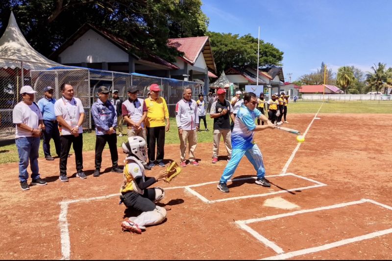 Pj Bupati Aceh Barat Mahdi Efendi melakukan pukulan bol pertama saat membuka pertandingan cabang olahraga Sofbol, pada ajang PON Aceh-Sumut 2024 dipusatkan di Lapangan Teuku Umar Meulaboh, Kabupaten Aceh Barat, Minggu (1/9/2024). (ANTARA/HO)