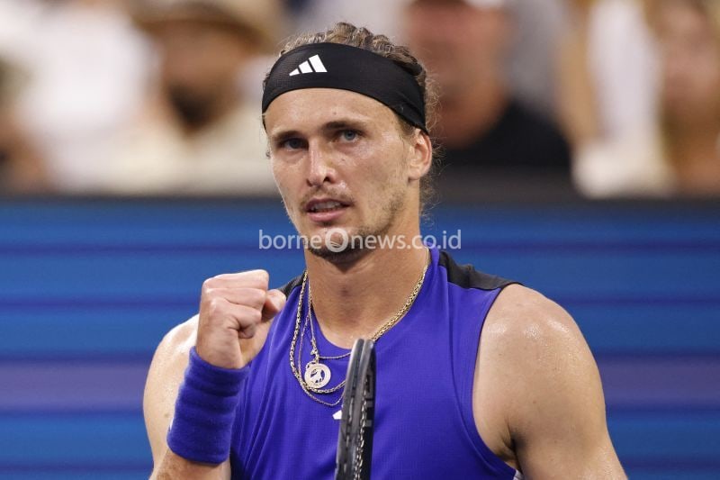 Petenis Jerman Alexander Zverev merayakan match point melawan petenis AS Brandon Nakashima dalam babak 16 besar US Open di USTA Billie Jean King National Tennis Center, New York, AS, Minggu (1/9/2024). (ANTARA/AFP/Kena Betancur)