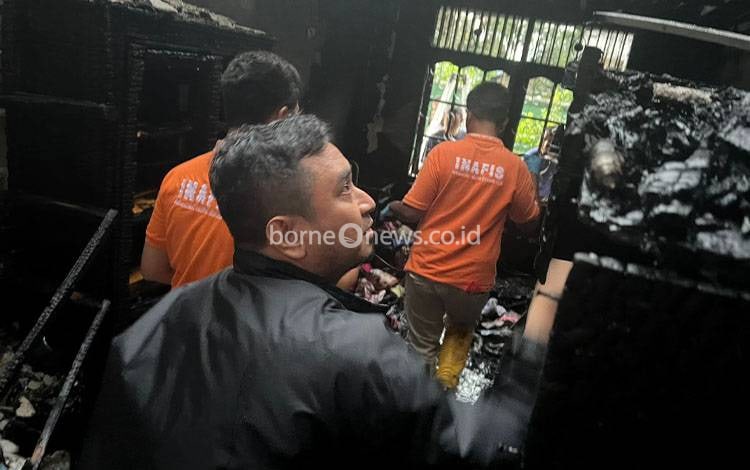 Inafis Polresta Palangka Raya Olah TKP Kebakaran Rumah di Jalan Meranti