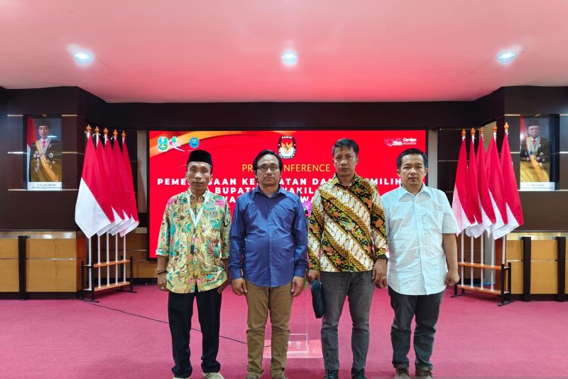 Komisioner Bawaslu Kabupaten Situbondo, Jawa Timur, melaksanakan pengawasan tes kesehatan pasangan bakal cabu-cawabup di RSUD dr. Saiful Anwar Malang. ANTARA/HO-Bawaslu Situbondo