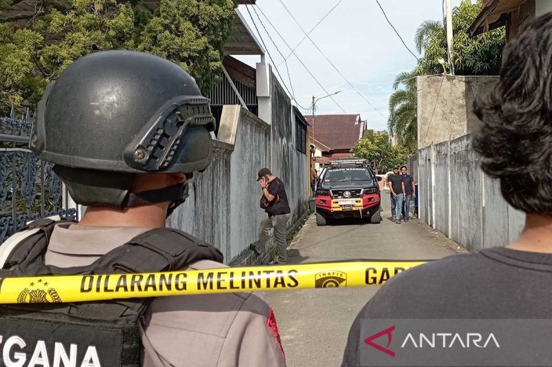 Polisi berjaga-jaga di lorong masuk rumah Bacagub Aceh Buztami yang dilempari bom di Banda Aceh, Senin (2/9/2024). ANTARA/M Haris SA