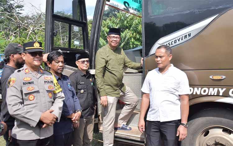 Pj Bupati Kapuas Serahkan Bantuan Bis Pariwisata dari Gubernur Kalteng