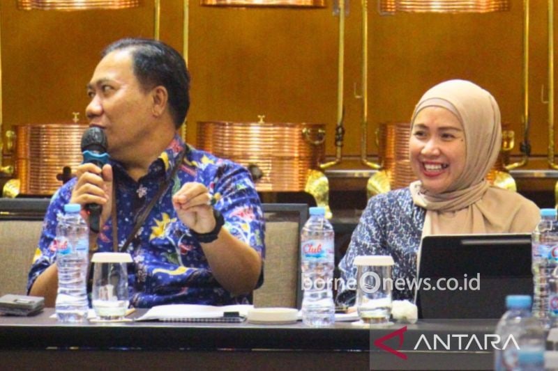 Sekretaris Direktorat Jenderal (Ditjen) HAM Kemenkumham Novita Ilmaris (kanan) bersama Staf Ahli Bidang Hukum dam Politik KemenPAN-RB sekaligus Pelaksana tugas (Plt) Deputi Bidang SDM Aparatur KemenPAN-RB Aba Subagja (kiri) dalam rapat ekspose pembentukan Jabatan Fungsional Analis HAM di Jakarta, Jumat (30/8/2024). ANTARA/HO-Ditjen HAM Kemenkumham