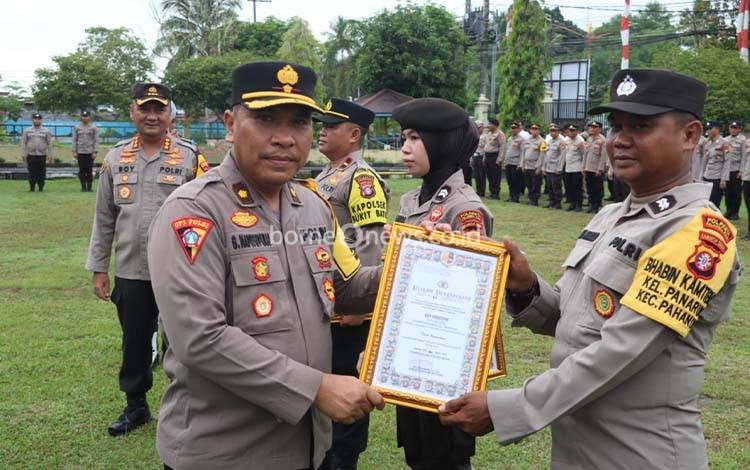 Kapolresta Palangka Raya Beri Penghargaan Kepada Personel Berprestasi