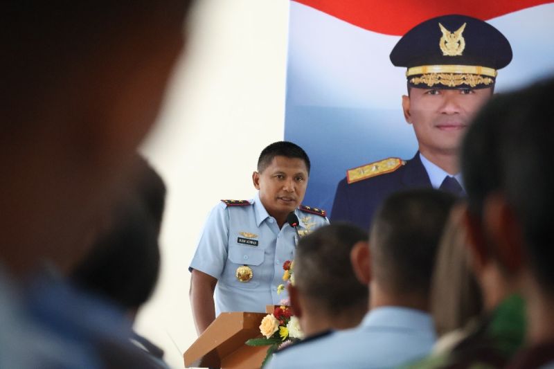 Arsip foto - Pangkoopsud II Marsda TNI Budhi Achmadi saat memberikan arahan kepada personel Lanudsri. ANTARA/HO-Dispen Lanudsri
