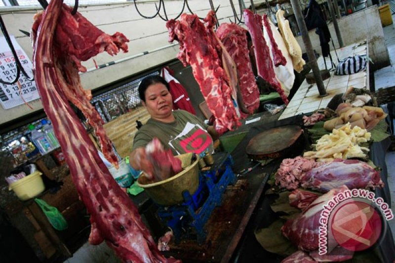 Konsumsi Protein Kelas Menengah Penjual daging sapi menimbang dagangannya di Pasar Gede, Solo, Jawa Tengah, Rabu (25/6). Peningkatan pendapatan masyarakat kelas menengah mendorong peningkatan konsumsi pangan berprotein menggantikan konsumsi karbhohidrat sebagai bentuk perbaikan konsumsi pangan. (ANTARA FOTO/Hafidz Novalsyah)