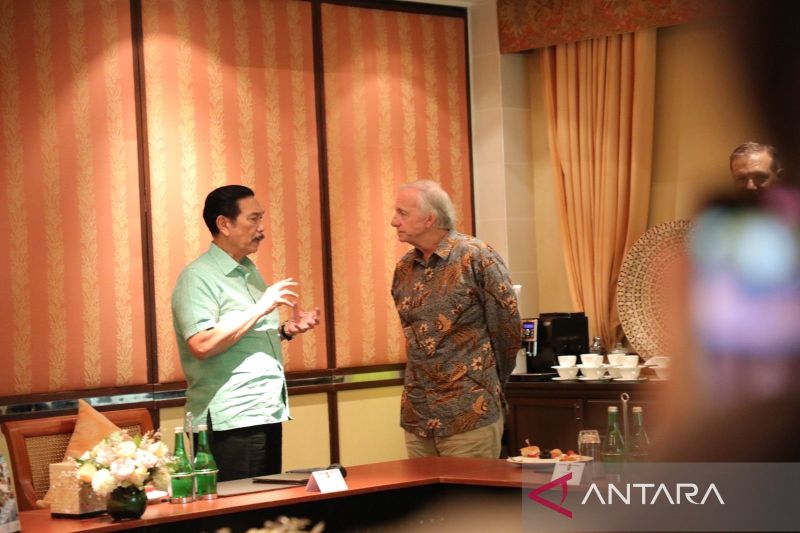 Menteri Koordinator Bidang Kemaritiman dan Investasi Luhut Binsar Pandjaitan menemui Ray Dalio, seorang filantropis yang memiliki pengalaman dalam membangun family office di Abu Dhabi, Uni Emirat Arab, dan Singapura di Bali, Minggu (01/09/2024). ANTARA/HO-Kemenko Marves