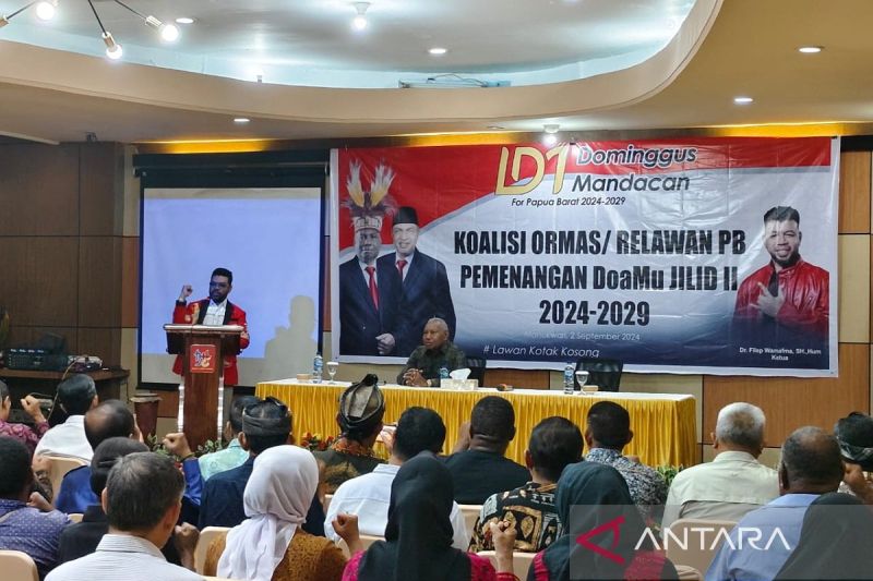 Ketua Koalisi Ormas Relawan Pemenangan DOAMU Jilid II Filep Wamafma memberikan arahan dalam rapat perdana yang diselenggarakan di Manokwari, Senin. ANTARA/Fransiskus Salu Weking.