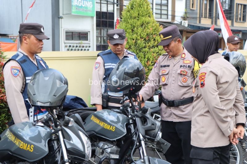 Kasat Binmas Polres Wonosobo AKP Bambang AS meninjau kendaraan yang digunakan anggota Bhabinkamtibmas. ANTARA/HO - Polres Wonosobo