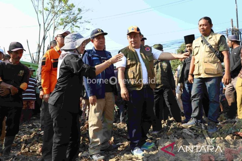 Penjabat Bupati Bekasi Dedy Supriyadi meninjau area terdampak kekeringan di Perumahan Gramapuri Persada, Desa Sukajaya, Kecamatan Cibitung, Senin (2/9/2024). (ANTARA/Pradita Kurniawan Syah).