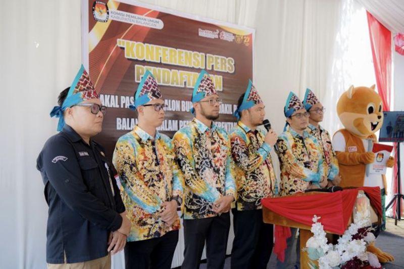 Para komisioner Komisi Pemilihan Umum (KPU) Kabupaten Balangan Provinsi Kalimantan Selatan saat melaksanakan konferensi pers di Paringin, Kabupaten Balangan, beberapa waktu lalu. ANTARA/HO-KPU Balangan