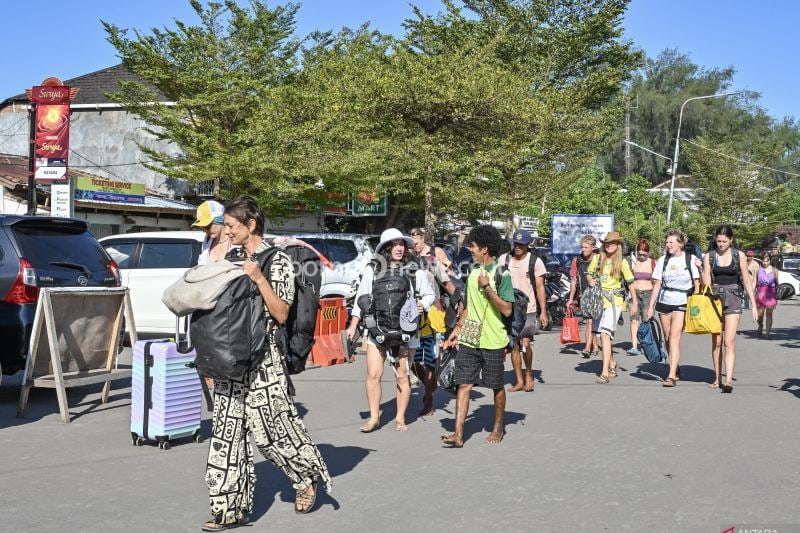 Arsip - Sejumlah wisatawan asing tiba di pelabuhan Bangsal, Kecamatan Pemenang, Tanjung, Lombok Utara, NTB, Sabtu (13/7/2024). ANTARA FOTO/Ahmad Subaidi/wpa. (ANTARA FOTO/AHMAD SUBAIDI)