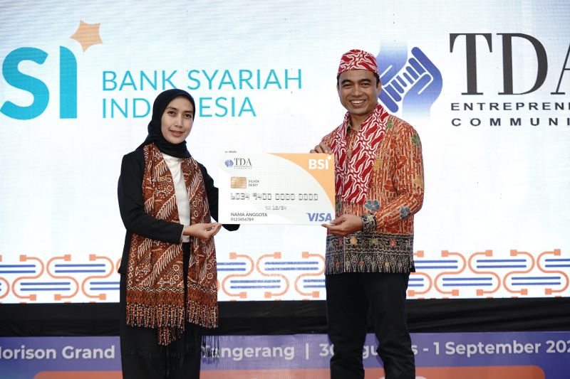 SVP Retail Deposit Solution BSI Vita Andrianty (kiri) bersama Presiden Komunitas Pengusaha Tangan Di Atas (TDA) Eko Desriyanto (kanan) menghadiri peluncuran Kartu Co-Branding ATM Debit BSI. ANTARA/HO-BSI.