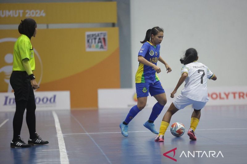 Laga antara tim futsal Jawa Barat (biru) melawan Banten berkesudahan dengan skor 1-1 (ANTARA/Juraidi)
