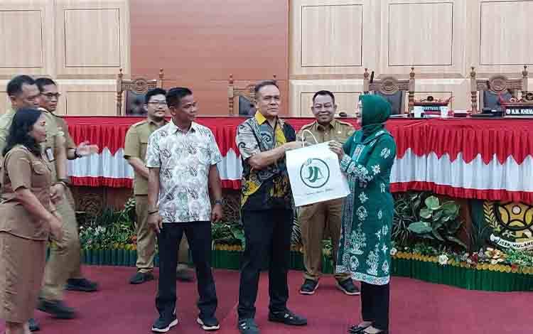 Ketua Sementara DPRD Palangka Raya Khemal saat menyerahkan bingkisan kepada ASN yang purna tugas. (FOTO: PATHUR)