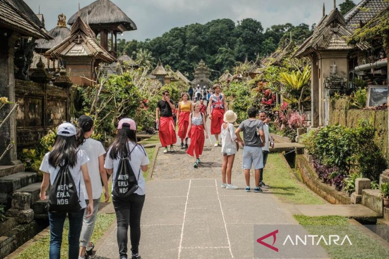 Ilustrasi - Wisatawan saat berwisata di Desa Panglipuran, Bali. ANTARA/HO-Kemenparekraf