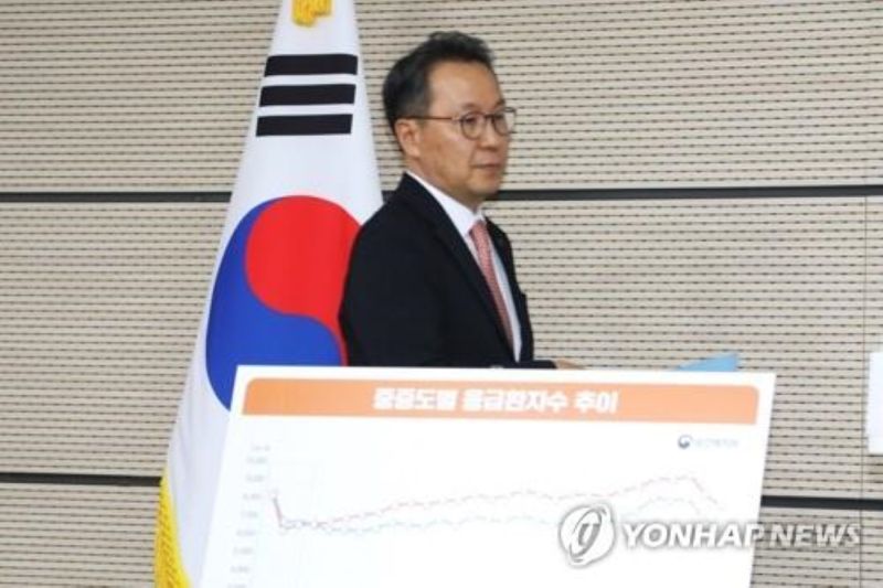 Wakil Menteri Kesehatan Kedua Park Min-soo Senin (2/9) mengatakan pihaknya berencana mengerahkan dokter militer ke ruang gawat darurat rumah sakit di tengah kekhawatiran yang meningkat terkait kemungkinan terganggunya layanan darurat selama liburan Chuseok (14-18 September 2024) akibat aksi mogok kerja berkepanjangan para dokter junior. /ANTARA/Yonhap/PY