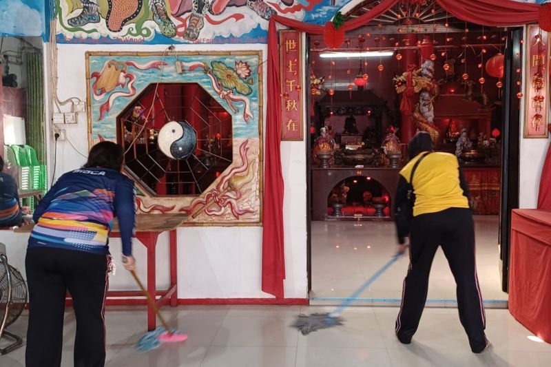 Polwan Jakarta Barat Bersihkan Vihara demi Pererat Kerukunan