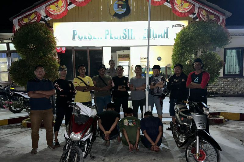Personel Polres Pesisir Barat saat setelah melakukan penangkapan terhadap tiga pelaku curanmor. (ANTARA/HO/Humas Polres Pesisir Barat)
