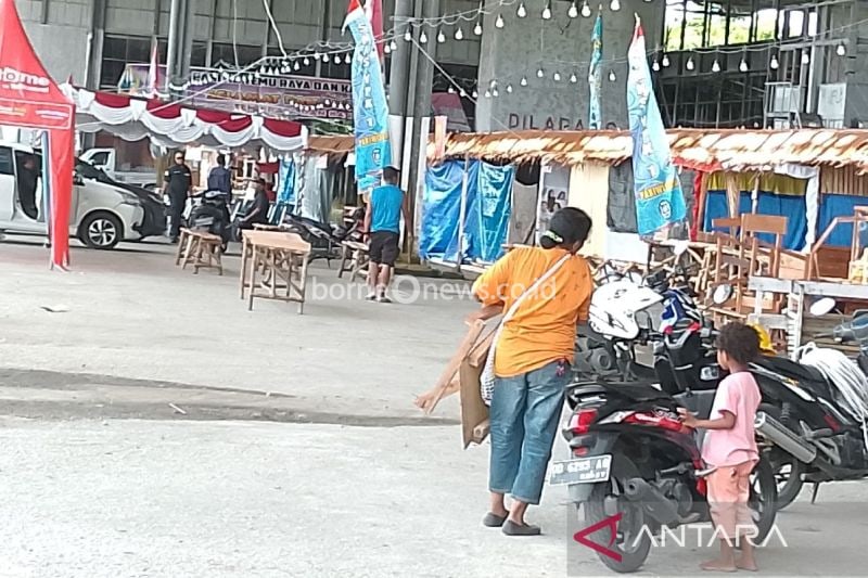 Beberapa warga mulai mengunjungi pasar digital yang digelar Bank Papua dalam rangka menggairahkan perekonomian daerah, Senin (2/9/2024). ANTARA/Muhsidin