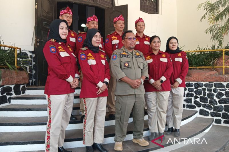 Satpol PP Kota Cirebon membentuk regu khusus untuk melakukan pengamanan terhadap ajang pariwisata di Kota Cirebon, Jawa Barat, Senin (2/9/2024). (ANTARA/Fathnur Rohman)