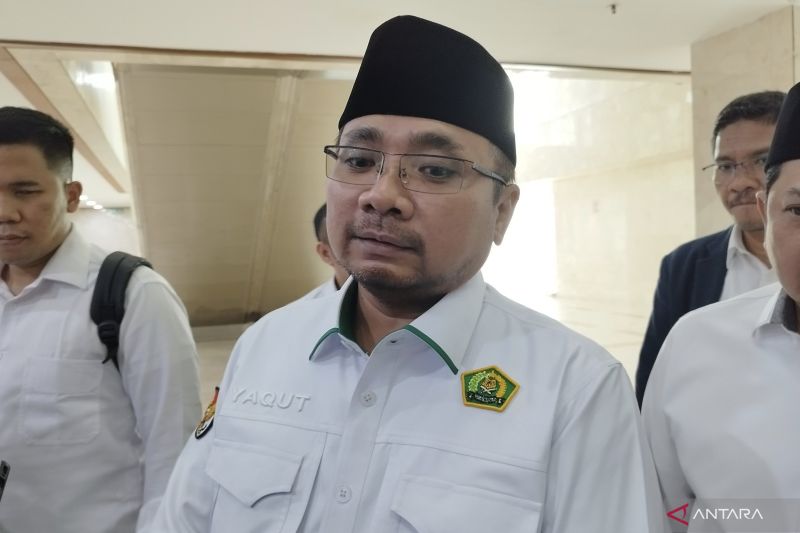 Menteri Agama Yaqut Cholil Qoumas saat diwawancarai di Kompleks Parlemen, Jakarta, Senin (2/9/2024). (ANTARA/Bagus Ahmad Rizaldi)