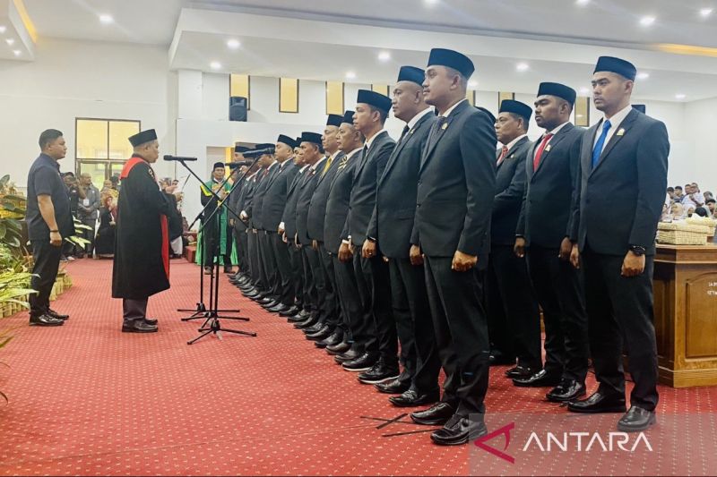 Sebanyak 25 orang anggota Dewan Perwakilan Rakyat Kabupaten (DPRK) Nagan Raya, Provinsi Aceh, hasil Pemilu 2024 dilantik dan mengucapkan sumpah jabatan dalam rapat paripurna di Gedung DPRK Kompleks Perkantoran Suka Makmue, Senin (2/9/2024). ANTARA/Teuku Dedi Iskandar